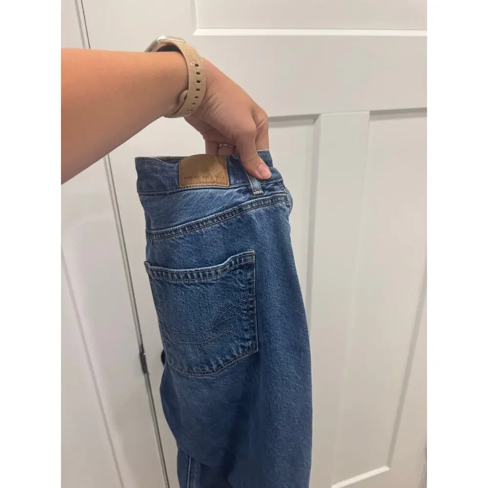 American Eagle medium wash Mom straight jean size 0